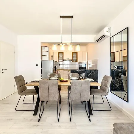Апартаменти Gabi - Seaview & Spacious Terrace, Znjan *