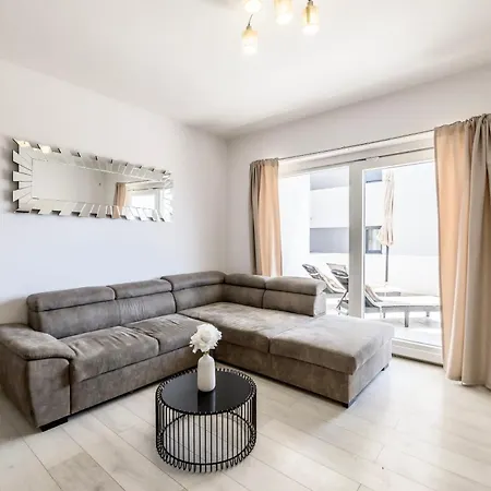 Apartment Gabi - Sea View & Spacious Terrace, Znjan Appartamento *