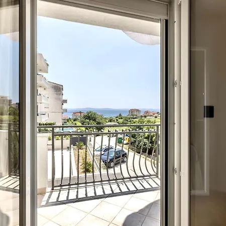 Gabi - Seaview & Spacious Terrace, Znjan Split