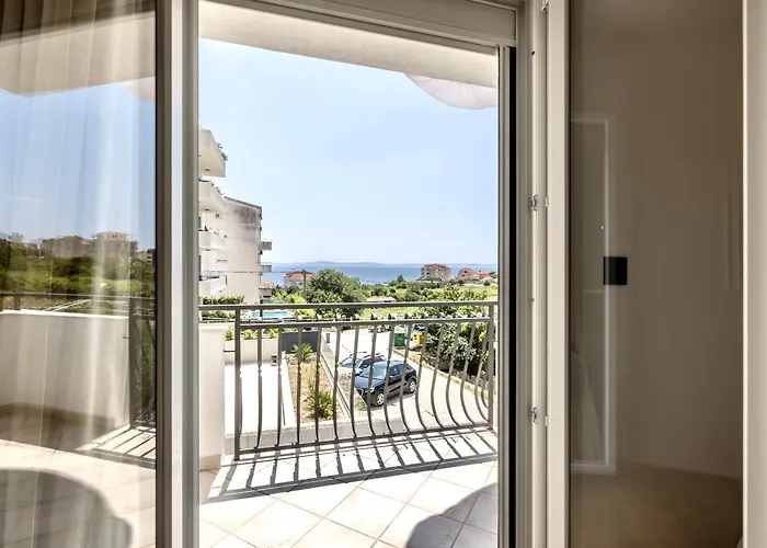 Gabi - Seaview & Spacious Terrace, Znjan Split