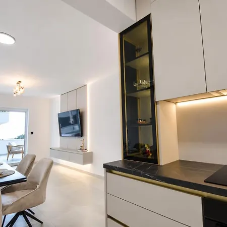 Апартаменты Golden Pearl - Exclusive Seaview Apartment With Jacuzzi & Spacious Teracce, Znjan